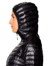 Campera puffer negra ultraligera para mujer, con capucha y cierre frontal. Confeccionada con tejido exterior reciclado y aislamiento de plumón de origen responsable con certificación RDS.