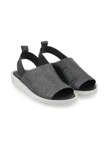 Sandalia gris con textura, faja ancha, suela blanca estilo sporty y elástico trasero.