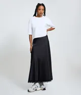 Pollera new midi negra de satén, con corte fluido y detalle de encaje en el ruedo.