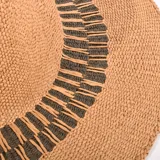 Sombrero de yute color beige con ala ancha y cinta decorativa con diseño geométrico en tonos grises.
