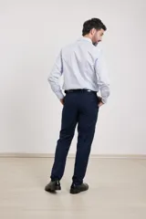 Camisa de vestir azul marino, de corte clásico, con cuello italiano y mangas largas.