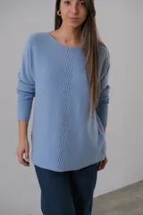 Sweater celeste de punto con corte recto y cuello redondo. Presenta detalle de líneas verticales formadas con el mismo hilado en la parte delantera.