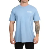 Remera de manga corta color celeste lavado con cuello redondo. Presenta un pequeño estampado blanco en el pecho con el texto "KATIN CUSTOMS".