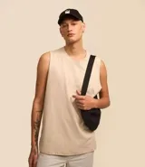 Musculosa beige de algodón con cuello redondo y etiqueta con logo en el ruedo.