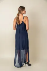 Vestido largo de seda color azul con tirantes finos y ajustables, con tajos a los costados y forro más corto.