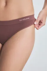 Conjunto de ropa interior Caro Cuore, compuesto por un corpiño triangular de punto con breteles finos y una bombacha colaless de punto.