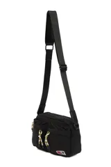 Bandolera color beige con correa negra ajustable, cierre superior y dos bolsillos frontales con cierre.