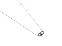 Collar de plata 925 con dije en forma de ojo decorado con circonias multicolor, otorga un toque distintivo.
