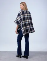 Poncho de tejido soft, marca Weatherproof, con estampado Príncipe de Gales en tonos marrón, beige, azul marino y rojo. Presenta cuello alto con cierre metálico dorado y bolsillos delanteros.