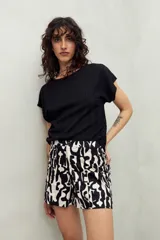 Short de algodón color blanco con estampado abstracto en negro, de corte recto y tiro alto.