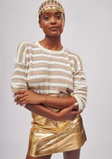 Casquete tejido a mano en croché tipo rejilla en motivos florales multicolor.