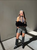 Short gris de ecocuero con tiro alto y cinturón.