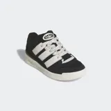 Championes Adidas Forum 2000, color negro con detalles en blanco, con las tres rayas clásicas de Adidas extragrandes y cordones gruesos.