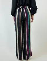 Pantalón de viscosa con estampado a rayas verticales en tonos lila, blanco y negro, de corte palazzo y cintura alta.