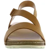 Sandalia con plataforma corrida color beige, con tiras anchas cruzadas en el empeine y tira trasera con hebilla.