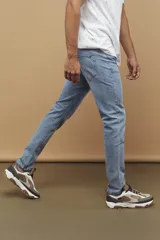 Pantalón de jean celeste de corte recto.