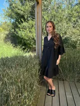 Vestido corto azul eléctrico de lino, con cuello mao, escote con botones de nácar y mangas 3/4 con volados.