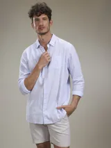 Camisa verde militar de manga larga, confeccionada en mezcla de lino y algodón. Tiene cuello clásico, cierre con botones y un bolsillo en el pecho.