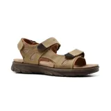 Sandalias casuales de cuero marrón con ajuste de velcro en el empeine y tobillo. Suela de goma con diseño antideslizante.