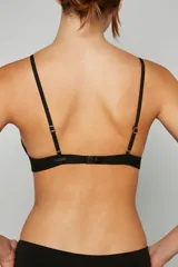 Soutien negro de algodón con breteles finos y corte triangular.