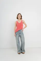 Pantalón jean de tiro alto, corte ancho y pierna cónica.