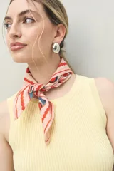 Top amarillo de tejido acanalado, sin mangas y con escote redondo.