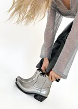 Botas tejanas plateadas de cuero vacuno, con detalle de tiento cosido a mano y taco de 4 cm.