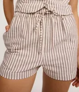 Short de mujer modelo runner de tiro alto, con elástico y lazo en la cintura. Presenta un estampado de rayas verticales finas en tonos beige y marrón claro.