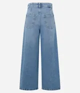 Pantalón wide leg de jeans celeste con trabillas en la cintura, cierre con botón y cremallera, bolsillos y pliegues delanteros.