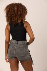 Short pollera de jean gris con bolsillos cargo laterales y corte mini.