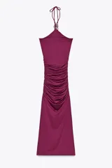 Vestido color fucsia de poliamida con cuello halter con lazada y detalle de aplicación metálica en forma de sol.