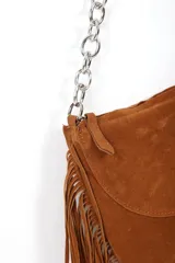 Cartera negra de ante con flecos y cadena metálica en el strap.