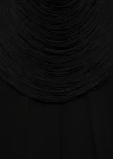 Mono largo de fiesta negro con espalda descubierta, cuello halter y cierre de cremallera en la parte posterior. Diseño recto y sin mangas.