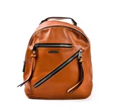 Mochila de cuero color tostado con múltiples compartimientos y cierre, diseño moderno y funcional.