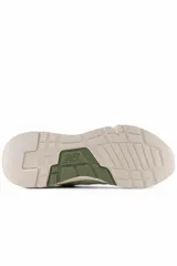 Zapatillas deportivas de color verde claro con detalles en blanco y suela de goma.