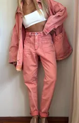 Pantalón de jean rosa con tiro medio-alto, corte loose fit y pespuntes en zig zag.