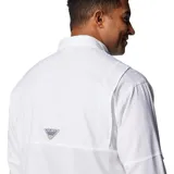 Camisa blanca de manga larga Columbia Tamiami II, con tecnología Omni-Shade UPF 40 para protección solar y Omni-Wick para evaporación avanzada. Cuenta con ventilación de malla en la espalda y calce clásico moderno.