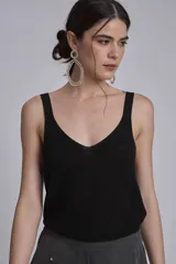 Top de punto color camel con escote en V pronunciado y tirantes anchos.