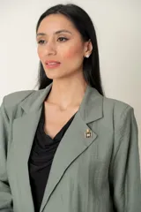 Blazer de lino y viscosa en color verde, con diseño suelto y cierre de botón, imitación de bolsillos.