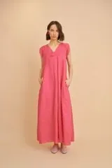 Vestido largo color fucsia, de lino, con escote en V y mangas cortas con volados.