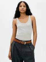 Musculosa ajustada color crema, con cuello redondo y tejido acanalado.