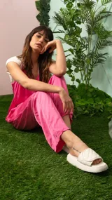Mono fucsia de viscosa, talle único, con corte holgado y sin mangas.