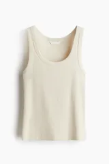 Musculosa entallada color crema, de punto de algodón acanalado, con cuello redondo y sisas anchas.