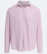 Camisa celeste de lino con cuello camisero, abotonadura frontal y mangas largas.