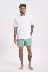 Short de baño para hombre color verde menta, con textura acanalada y cordón blanco ajustable en la cintura.