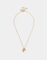 Cadena dorada con dije de candado en forma de corazón y llave con corazón lila.