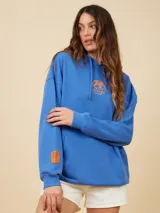 Canguro oversize color crudo con capucha y estampado pequeño en el pecho.