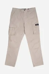 Pantalón cargo color beige, de corte recto y largo hasta el tobillo. Tiene bolsillos laterales tipo cargo con fuelle y solapa, bolsillos delanteros y traseros.