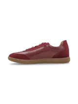 Zapatillas acordonadas doradas de cuero, con suela marrón de goma.