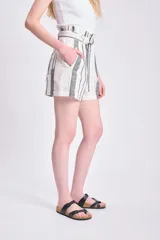 Short casual de mujer color crudo con rayas verticales en gris oscuro. Presenta tiro alto con cintura fruncida y lazo para atar.